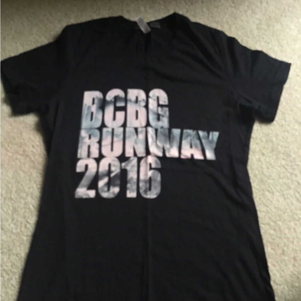 BCBG Max Azaria Graphic Runway Tee XL